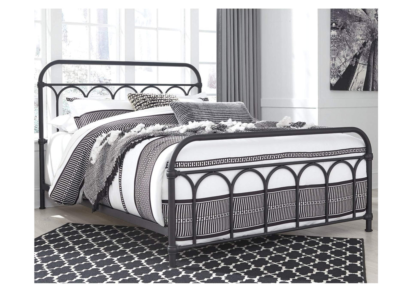 Nashburg Queen Metal Bed