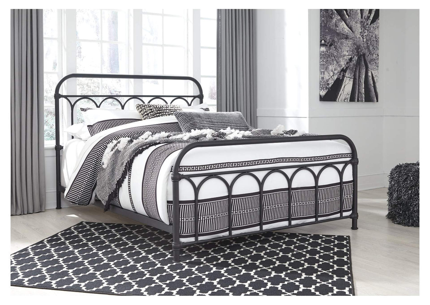 Nashburg Queen Metal Bed