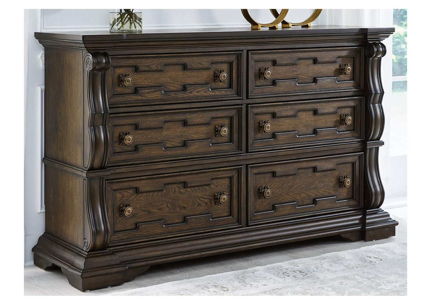 Maylee Dresser